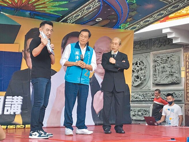 國民黨屏東縣長候選人蘇清泉（中）認為，出生率低是屏東面臨最嚴重的問題，「囡仔作伙晟」才是治縣治國良方。（謝佳潾攝）