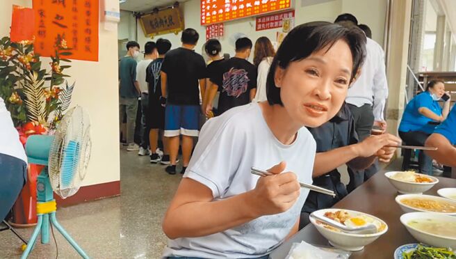 國民黨高雄市長候選人柯志恩在臉書吃播，拉近與年輕選民距離。（擷取自柯志恩臉書／柯宗緯高雄傳真）