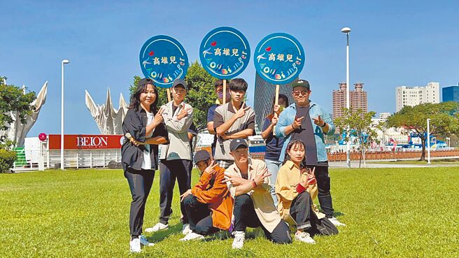 無黨籍高雄市長候選人曾尹儷（左）27日發表創作饒舌歌「Kaohsiunger／高雄兒」，搶攻年輕選票。（柯宗緯攝）