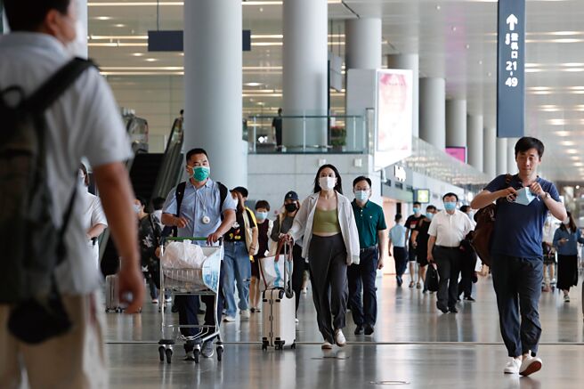 中共20大已闭幕，诸多消息显示，大陆在坚持清零下，可能缩短入境隔离天数。图为上海虹桥机场的人流。（中新社）