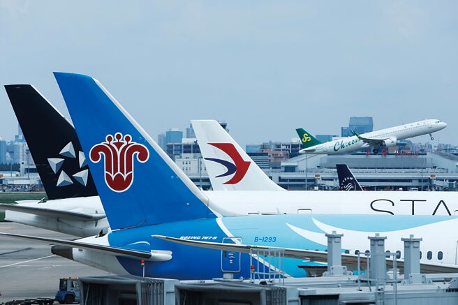 大陸自10月底起，大幅增加秋冬國際與兩岸航班，外界認為諸多入境嚴重防疫措施，有望進一步鬆綁。（中新社）