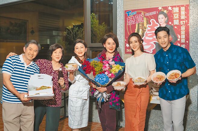 陈亚兰（右三）一进剧组就被洪都拉斯（左起）、刘秀雯、王彩桦、周晓涵、周孝安等演员狂吸喜气。（TVBS提供）