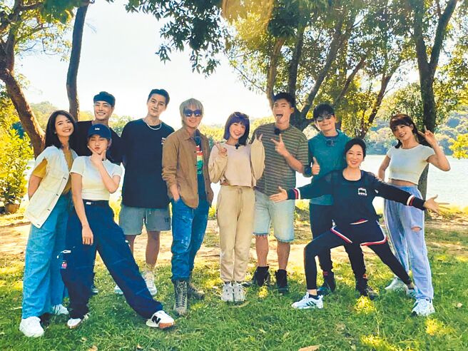 臧芮軒（左起）、蔡黃汝、朱宇謀、李唯楓、王仁甫、峮峮、許孟哲、孫協志、況明潔、王上菲在《飢餓遊戲》中玩遊戲闖關。（中視提供）