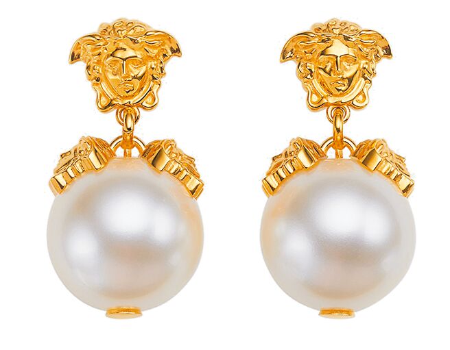 比莉大推商品，VERSACE La Medusa珍珠耳坠，1万4500元。（VERSACE提供）