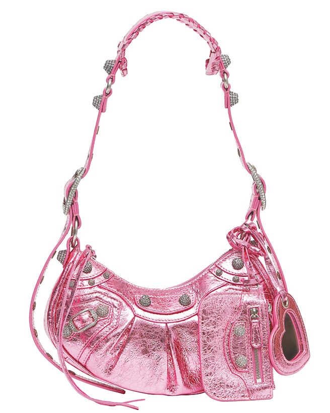 独卖限量款Le Cagole迷你电光粉肩下包，9万4000元。（Balenciaga提供）
