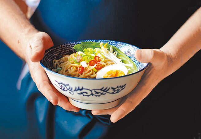 爱买量贩第二波周年庆即起至11月1日再加码， 「全新麵煮艺大赏」116款麵商品最低57折起。（爱买提供）