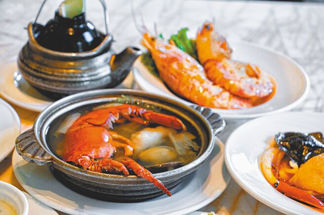台中林酒店森林百匯，龍蝦湯、椒鹽天使蝦都是熱門餐點。（林酒店提供）