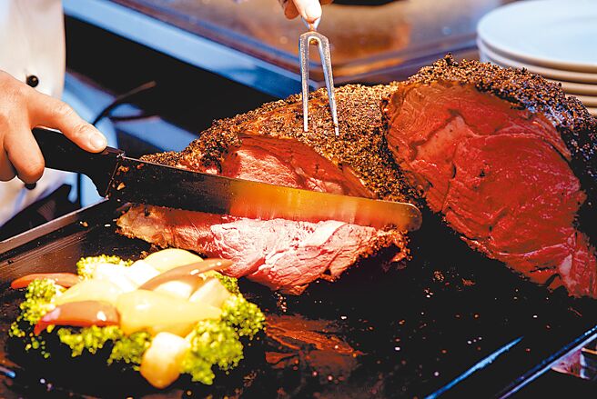 義大皇家酒店推出自助餐券，最低682元就可以爽吃頂級牛排和海鮮。（義大皇家酒店提供）