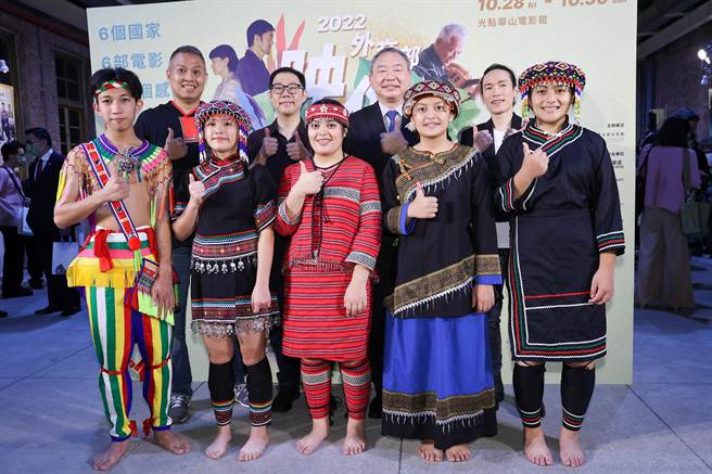 「2022外交部映像新南向電影節」舉辦開幕記者會，後排《聽見歌 再唱》導演楊智麟、《夕霧花園》導演林書宇、外交部次長俞大㵢、《逆者》導演陳文良；前排原聲國際學院合唱團。（羅永銘攝）