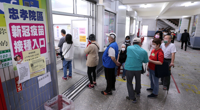 第一阶段公费流感疫苗10月初接种后，11日起又扩大接种莫德纳次世代双价疫苗追加剂，少见地出现了两种疫苗一起排队接种的场景。（图／黄世麒）