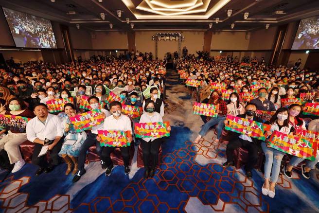 民进党28日晚间举办「社群之夜」活动，号召总统蔡英文的社群「英粉」。（图／民进党提供）