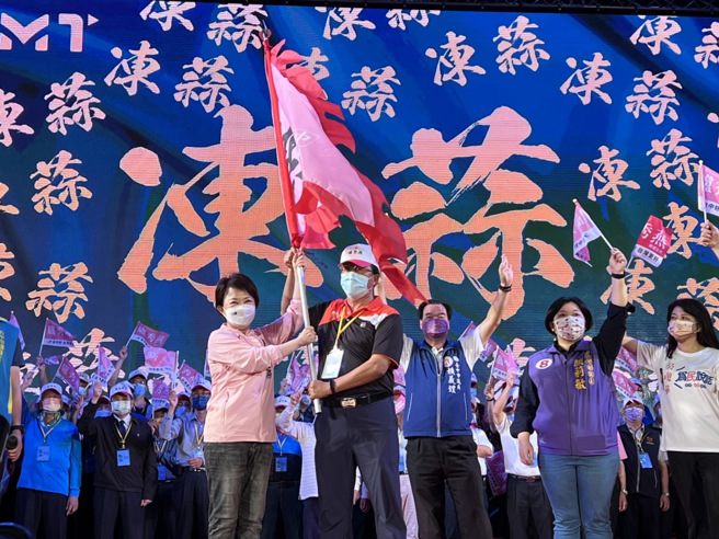 国民党台中市长候选人卢秀燕（前左）授战旗给农渔业后援会总会长李焕湘（前右），现场高喊「冻蒜」。（资料照,林欣仪摄）