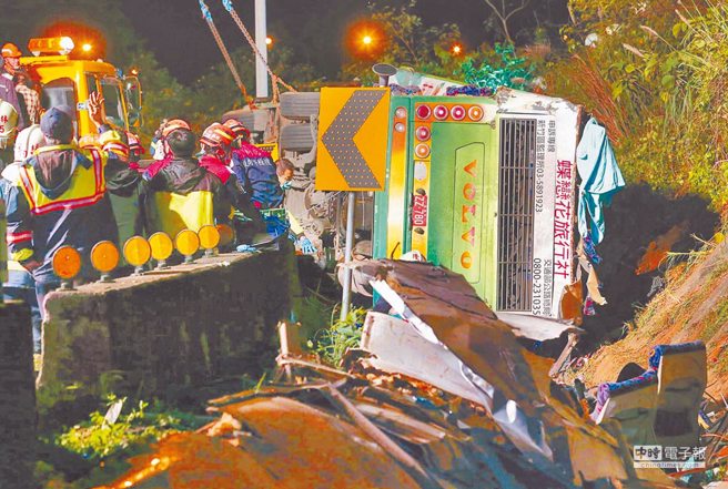 2017年蝶恋花旅行社的游览车在国5翻覆，酿33死。（本报资料照片）