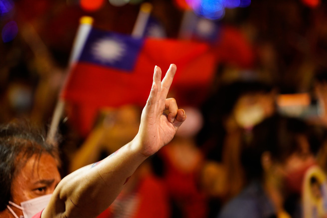 国民党高雄市长候选人柯志恩27日在大寮中保亭举办「庙口金能讲」活动，现场民眾比出代表柯的「3号」手势。（图／取自柯志恩脸书）