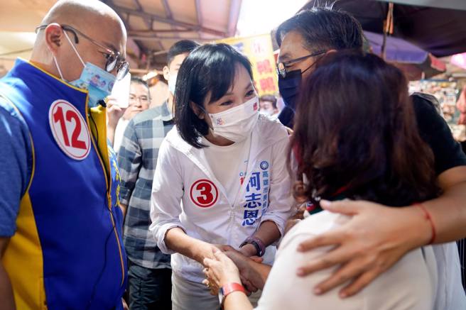 国民党高雄市长候选人柯志恩（中）。（图／取自柯志恩脸书）