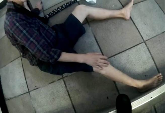 保大员警发现老翁额头红肿、意识尚清楚但全身瘫软，疑似酒醉失足。（翻摄照片／林郁平）