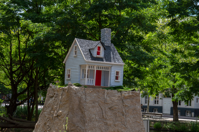 大陆江西近日进行道路兴建，岂料一户屋主拒绝搬迁，他家惨被施工单位挖成孤岛，在网路上引发讨论。(示意图/达志影像)