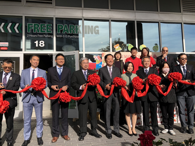 台南市农业局李建裕局长、驻多伦多台北经济文化办事处处长陈锦玲、国华台湾食品贸易公司董事长周怡华、多伦多台湾贸易中心主任李身伟等共同为台南周活动剪彩。(图/台南市政府提供)