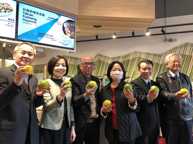 出席贵宾共同推广台南农特产。(图/台南市政府提供)