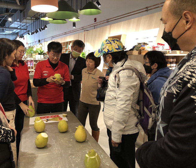 现场举办剥文旦比赛及试吃活动。(图/台南市政府提供)