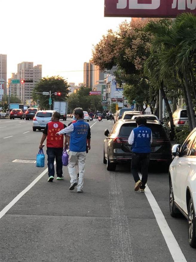 前立委沈智慧一步一腳印為妹妹沈佑蓮拜票，表示為妹妹徒步拜票很辛苦但很快樂，心甘情願當妹妹的分身。（沈智慧提供／潘虹恩台中傳真）