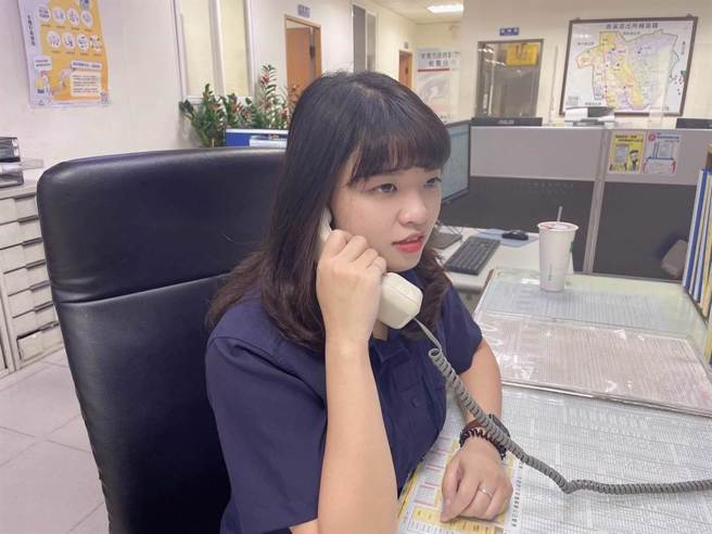 桃园警分局青溪派出所女警庄雅婷冒雨深夜帮推车，驾驶讚人美心更美。(翻摄照片／蔡依珍桃园传真)