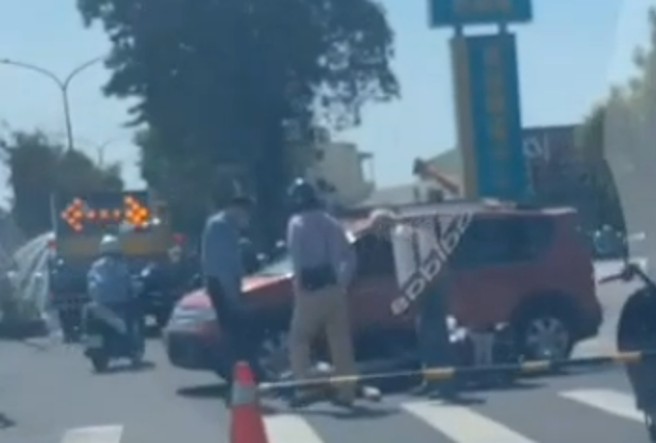 高雄妇幼队两线三星警官开会返队遭撞，目前颈椎断裂进加护病房观察。(戴志扬翻摄)