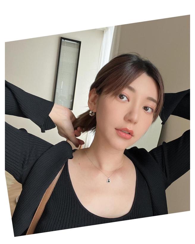 郭雪芙以日常穿搭中搭配Qeelin耳环和项炼，展现低调又优雅的风格。（撷自IG）
