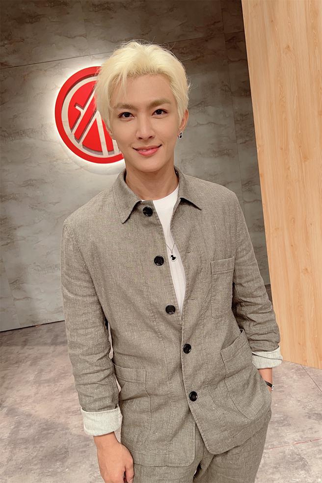 炎亚纶佩戴Qeelin白金镶钻缟玛瑙耳环、项炼和皮革手炼，气质更加分。（Qeelin提供）