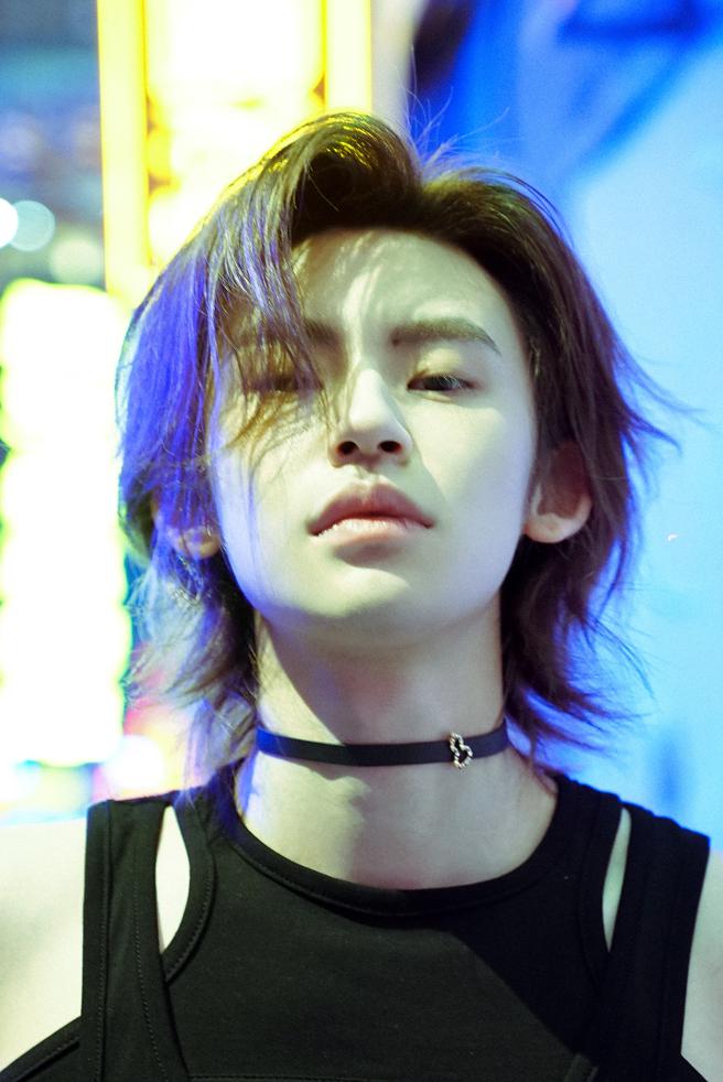 小鬼王琳凯佩戴Qeelin皮革颈炼，充满叛逆不羁的ROCK时尚。（Qeelin提供）