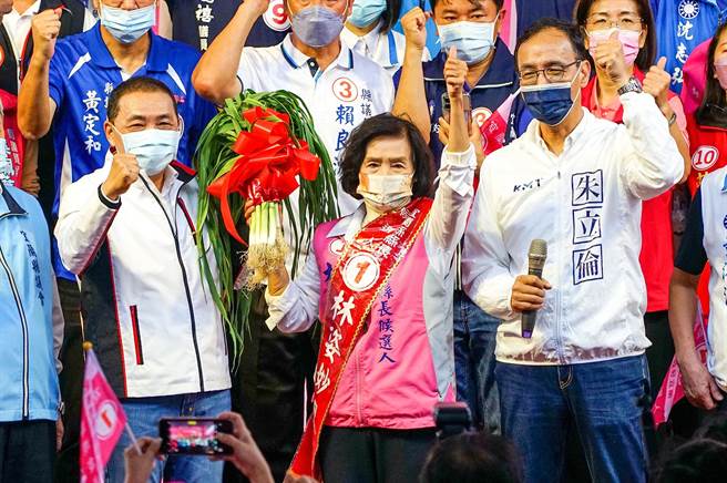 国民党宜兰县长林姿妙（前排中）今天成立竞选总部，新北市长侯友宜（前排左）、国民党主席朱立伦（前排右）现身相挺。（李忠一摄）