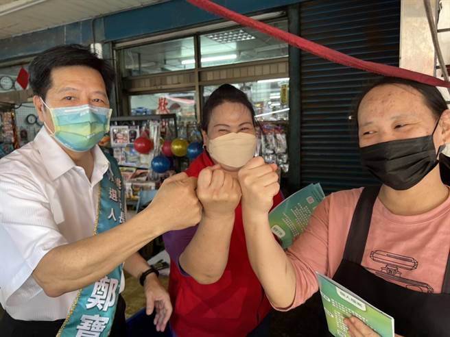 无党籍桃园市长候选人郑宝清今早至八德扫街拜票，谈论到桃园市长郑文灿8年的执政，郑宝清盘点市内近期多件公共工程出现纰漏，直呼郑文灿的暗黑帝国到底有多黑？（郑宝清竞总提供／陈梦茹桃园传真）