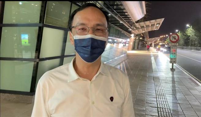 朱立伦昨晚在台中机场为卢秀燕市长与国民党议员献上祝福。（卢秀燕竞选总部提供）