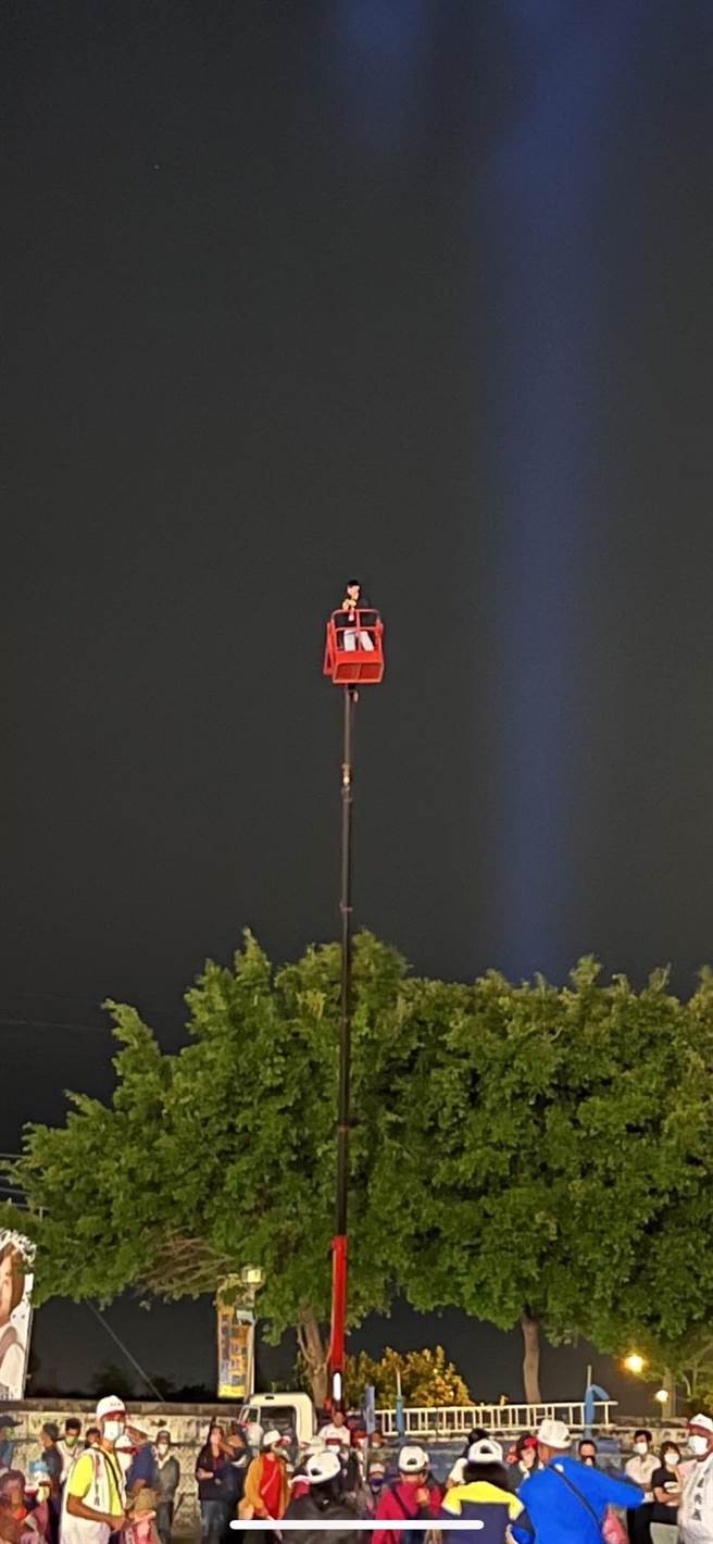 卢秀燕竞选总部强调，沙鹿场是租用合格的吊车吊载人员拍摄高空照。(卢秀燕竞选总部提供)