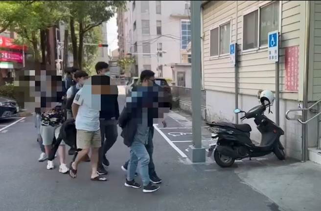 诈骗集团成员遭警方拘提到案。（警方提供）