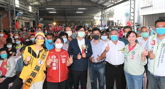 高雄市长陈其迈（前左三）29日到大寮区出席红豆推广活动，他与民眾合影。（林瑞益摄）