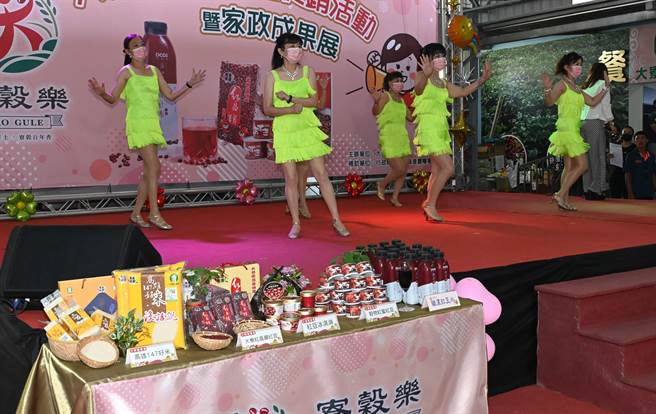 高雄市大寮区农会29日举行红豆产品推广活动。（林瑞益摄）