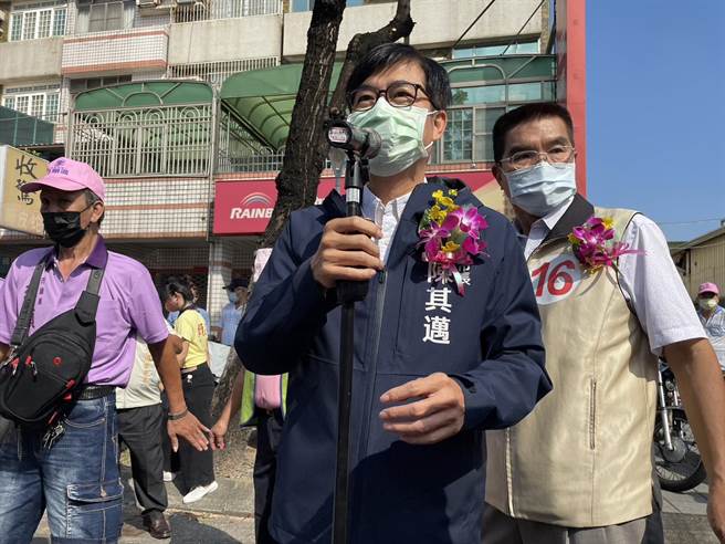 高雄中油大林煉油廠第三重油加氫脫硫工場27日晚間發生爆炸火警，高雄市長陳其邁事發後3度前往大林蒲關心救災、災後狀況及關心當地居民，20多小時未睡，陳其邁透露，身為市長全力拚市政，平常自己平均1天只睡4小時。（洪浩軒攝）