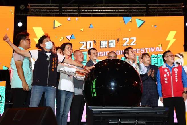 「2022苗栗音乐佳肴节」28日晚间由苗栗县长徐耀昌主持开场。（苗栗县政府提供／谢明俊苗栗传真）