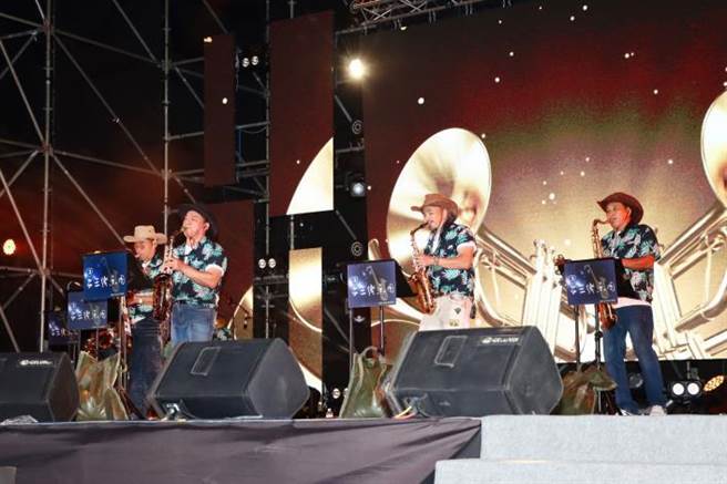 「2022苗栗音乐佳肴节」28日晚间在竹南运动公园登场的「爱的鼓栗之夜」。（苗栗县政府提供／谢明俊苗栗传真）