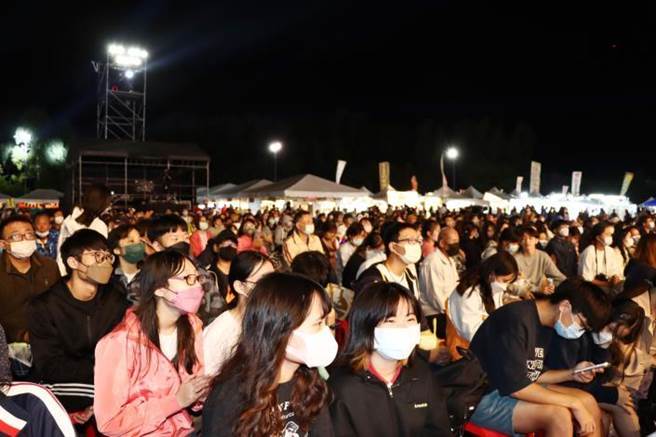 「2022苗栗音乐佳肴节」28日晚间在竹南运动公园登场，大批民眾挤爆会场。（苗栗县政府提供／谢明俊苗栗传真）