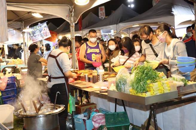 「2022苗栗音乐佳肴节」28日晚间在竹南运动公园登场，大批民眾挤爆会场。（苗栗县政府提供／谢明俊苗栗传真）