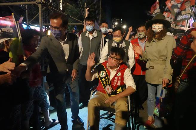 民進黨桃園市議員楊家俍日前勘災時不慎滑倒導致左腿骨折。（楊家俍提供／蔡明亘桃園傳真）