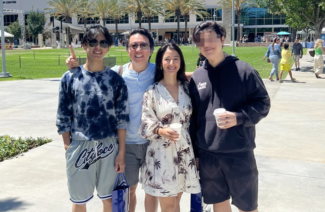 李蒨蓉一家四口。（图／翻摄自李蒨蓉 Lee Chien Rong脸书）