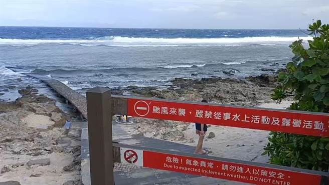 轻度颱风奈格影响，绿岛沿岸出现长浪。（民眾提供／蔡旻妤台东传真）