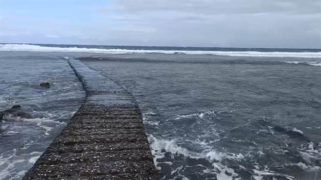 轻度颱风奈格影响，绿岛沿岸出现长浪。（民眾提供／蔡旻妤台东传真）