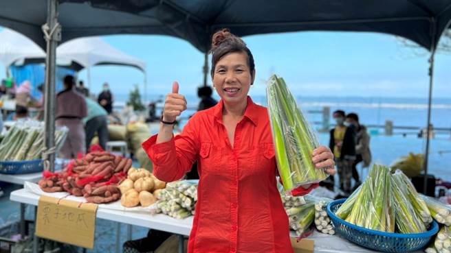 王姵雱展农村女力夺得今年茭白笋剥白组冠军。（农业局提供）