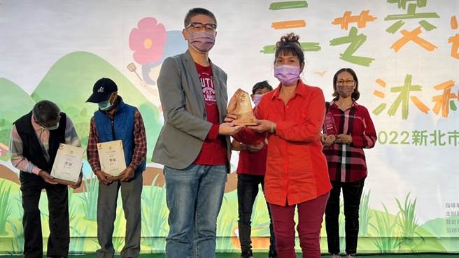 新北市农业局长李玟(左)颁发剥白组奖座予王姵雱(右)。（农业局提供）