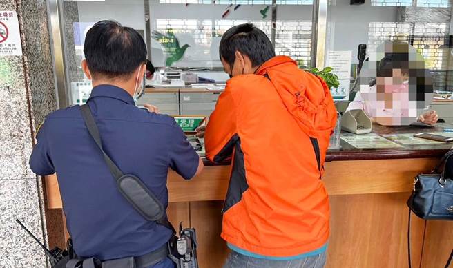 林男正进行「爱情匯款」时，遭邮局行员起疑，迅速告知员警；顺利保住3万元，中止这场爱情诈骗。（警方提供）
