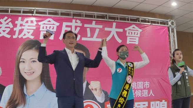 民进党桃园市长候选人郑运鹏（左）今天为党籍市议员候选人陈雅伦（右）站台。（赖佑维摄）
